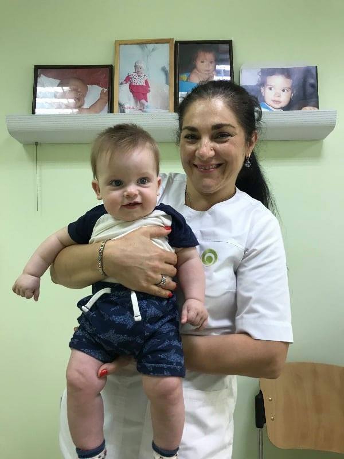 Ребенок в медицинском центре Надия в Киеве Украина