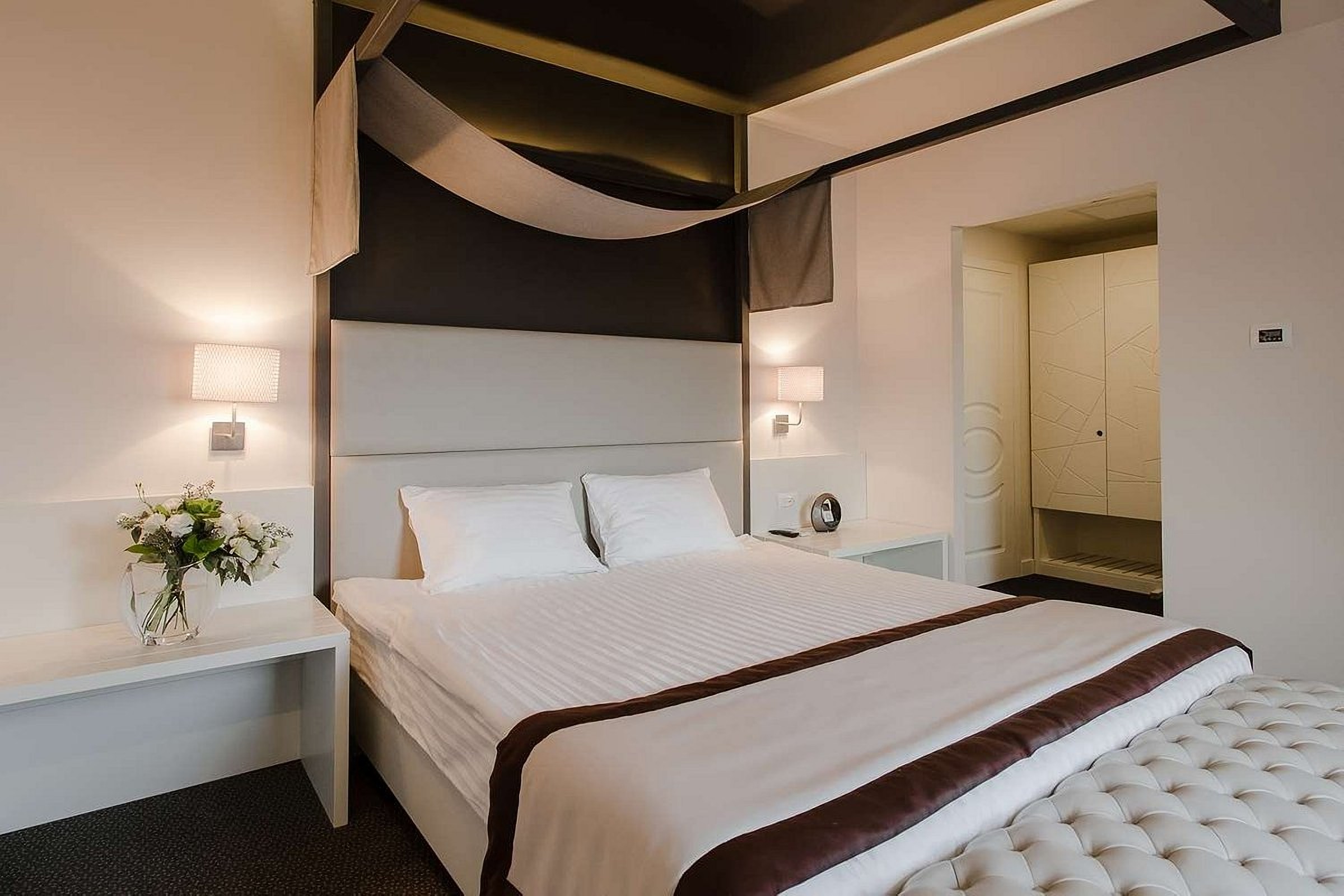 Кровать с мягким изголовьем в номере отеля UNO Design Hotel Odessa Украина