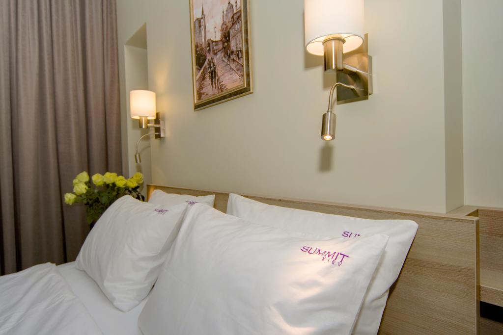 Кровать в гостинице Саммит Киев