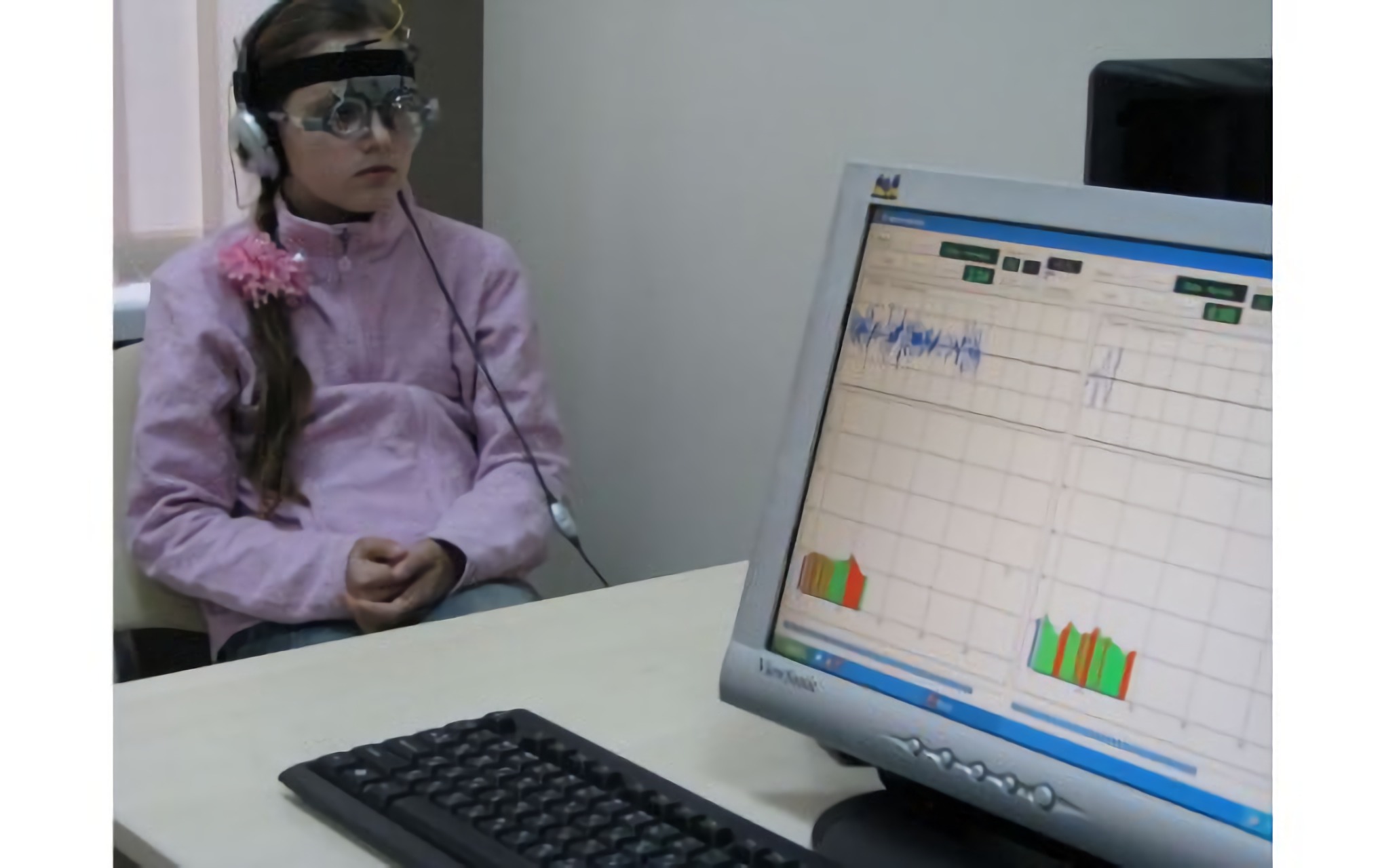 Девушка на осмотре у офтальмолога в клинике Новый Зир  Харькова