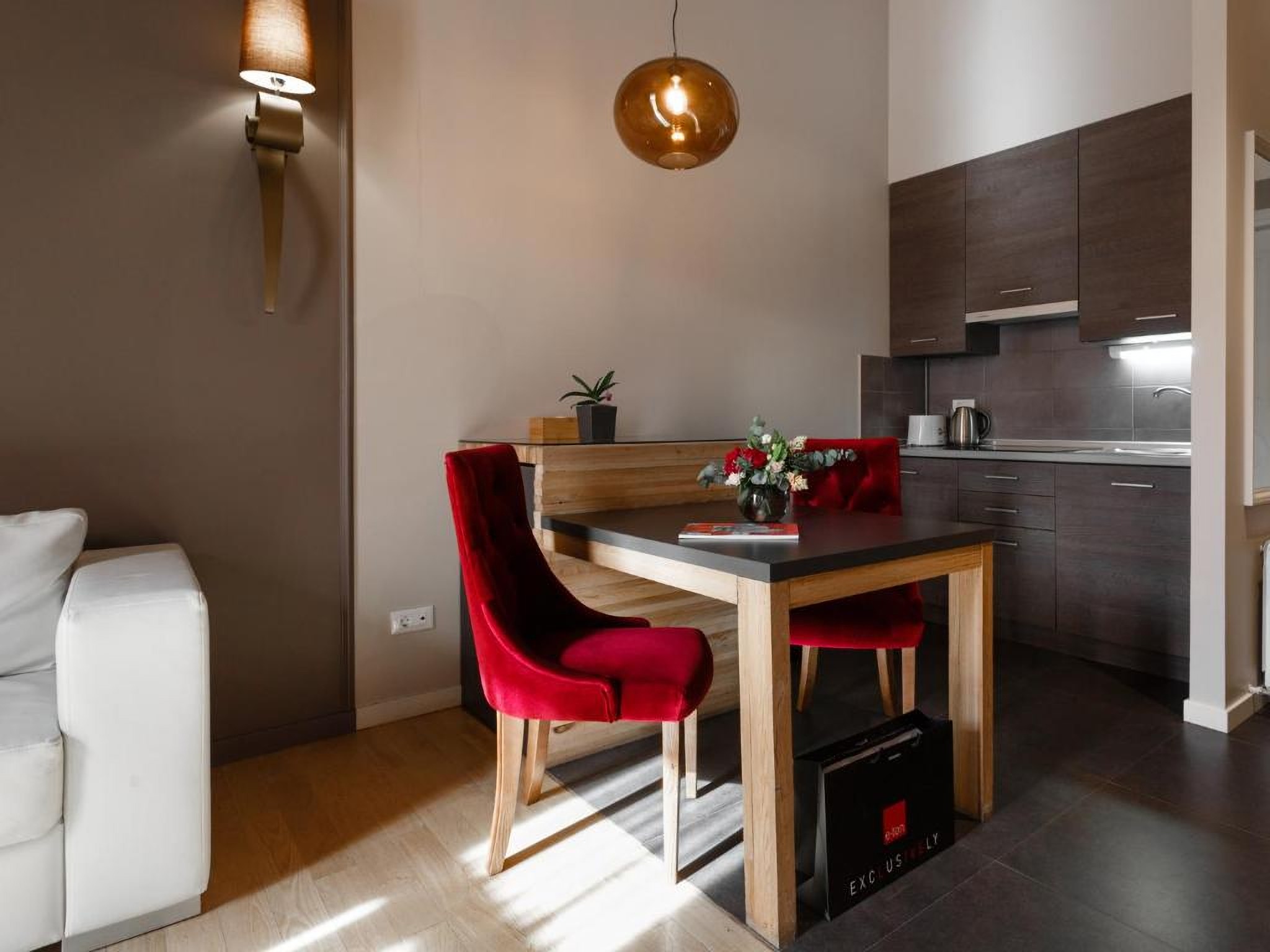 Кухонный стол в номере в отеле UNO Design Hotel Odessa Украина
