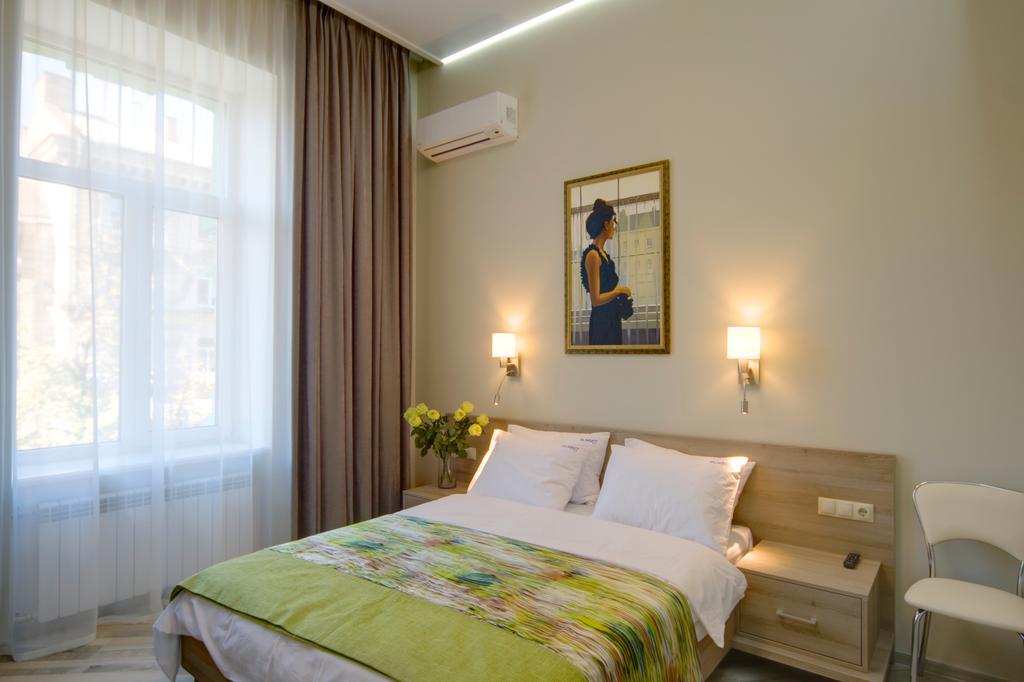 Двуспальная кровать в отеле Summit Hotel Kiev