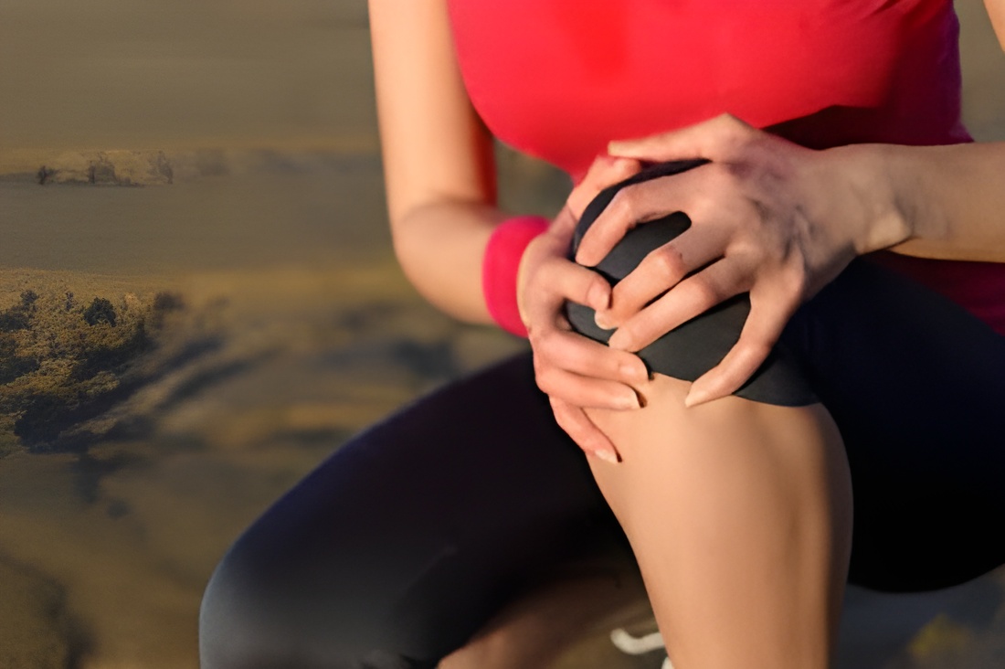 Боль в колене у женщины с остеоартритом